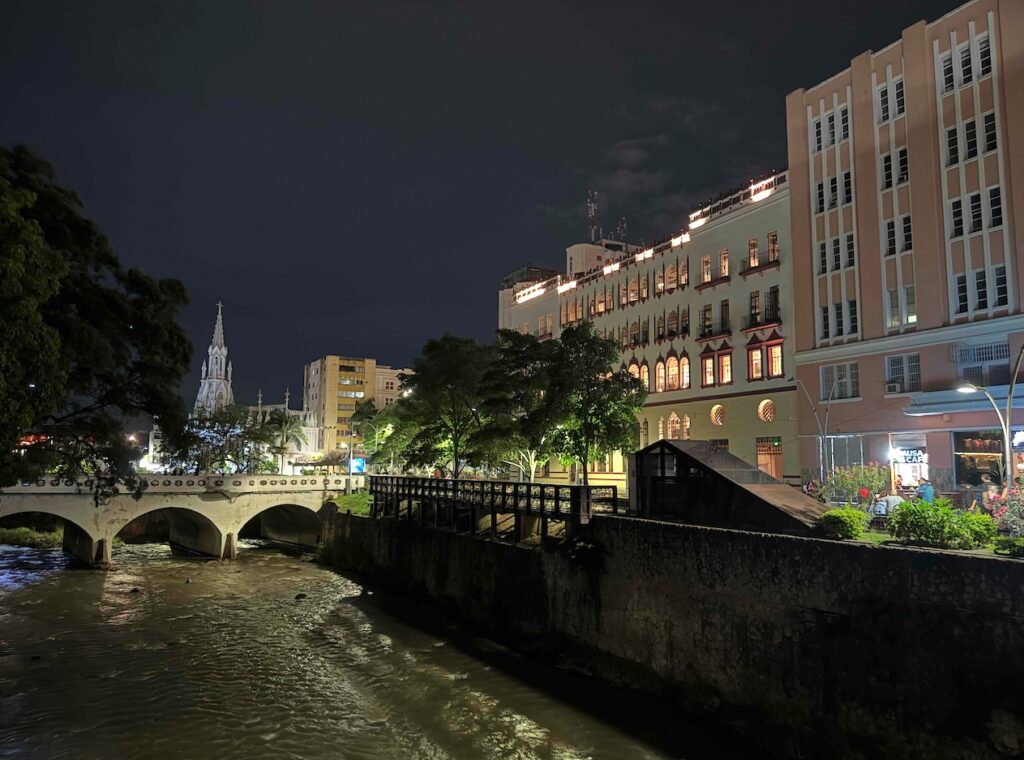 Cali de noche – Bulevar del Río. Foto por Javier Perdomo