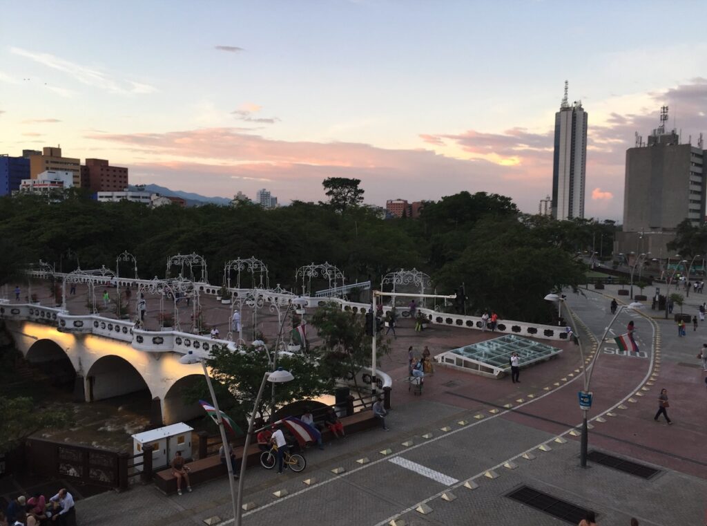 Esta foto muestra el atardecer de Cali sobre el Bulevar del centro – Tomada por Javier Perdomo